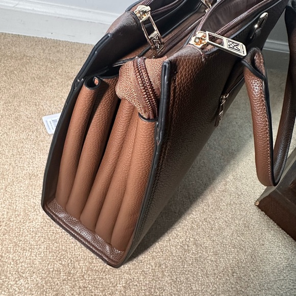 Karla Hanson handbag. I believe it to be a businesslike bag. Perhaps for travel - Picture 9 of 16